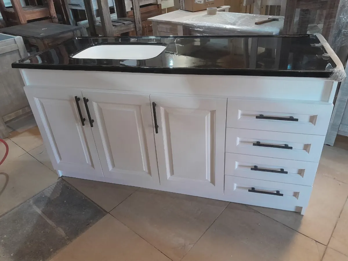 Cocina con mesada RAMPLAS instalada, 11
