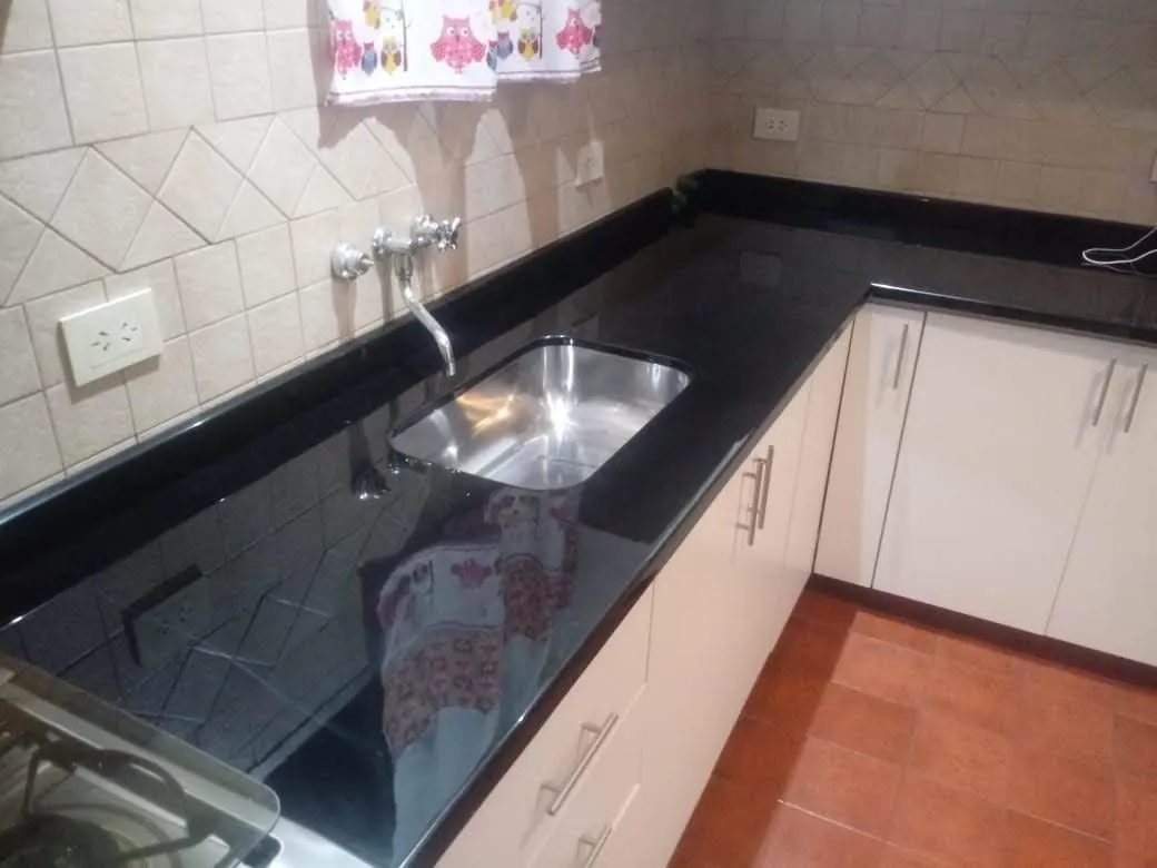 Cocina con mesada RAMPLAS instalada, 13
