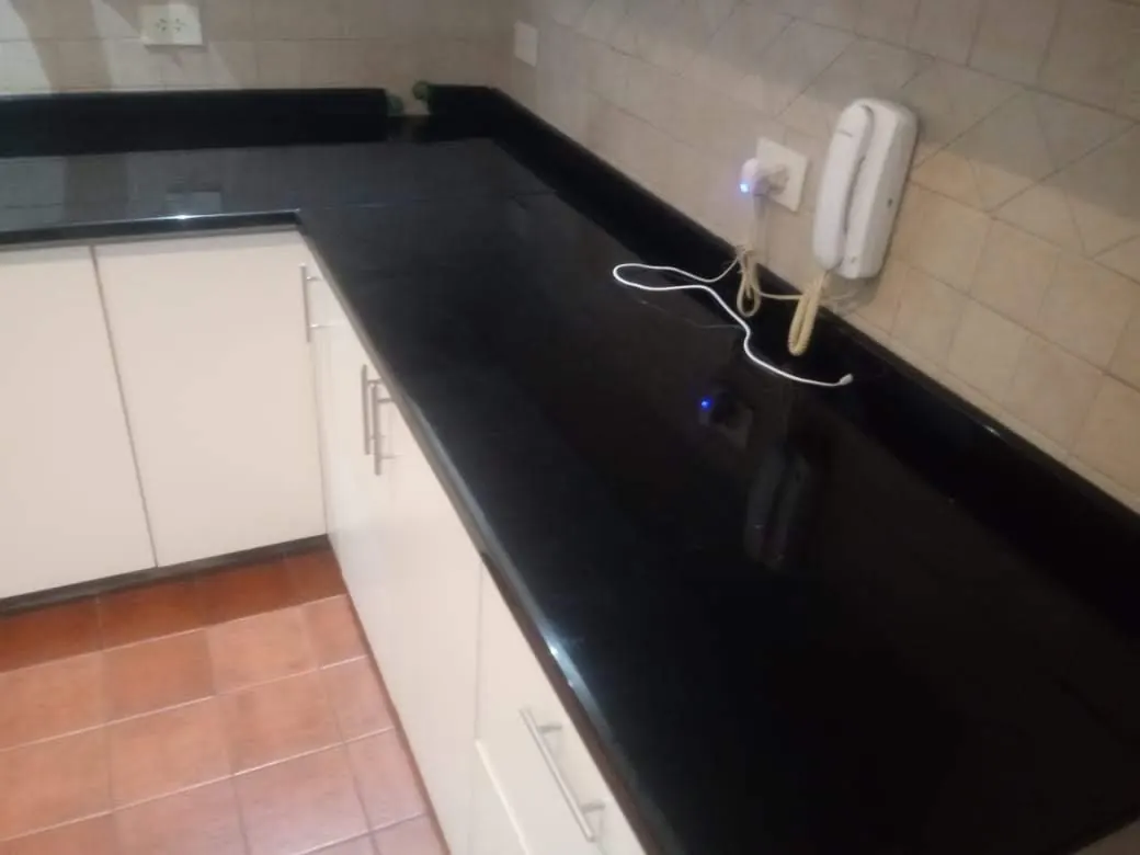 Cocina con mesada RAMPLAS instalada, 14