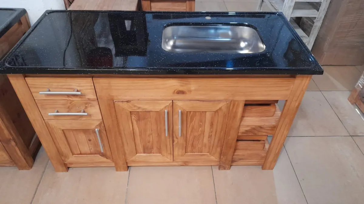 Cocina con mesada RAMPLAS instalada, 16