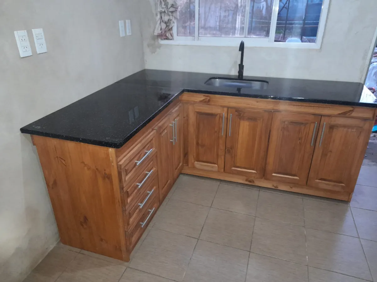 Cocina con mesada RAMPLAS instalada, 2
