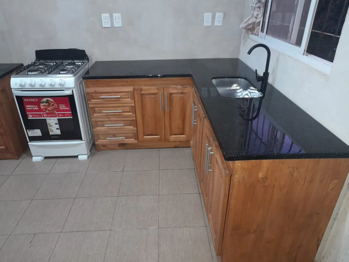 Cocina con mesada RAMPLAS instalada, 3