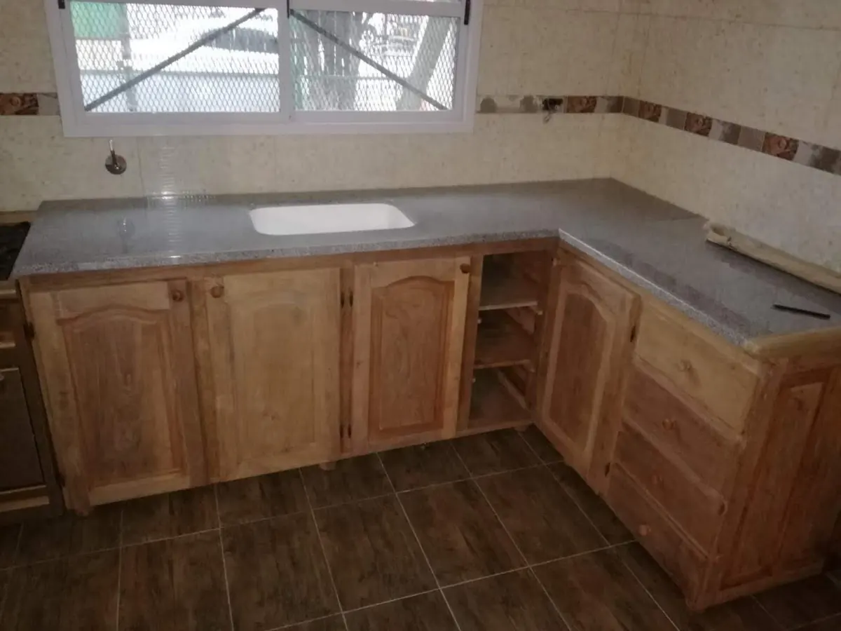 Cocina con mesada RAMPLAS instalada, 4