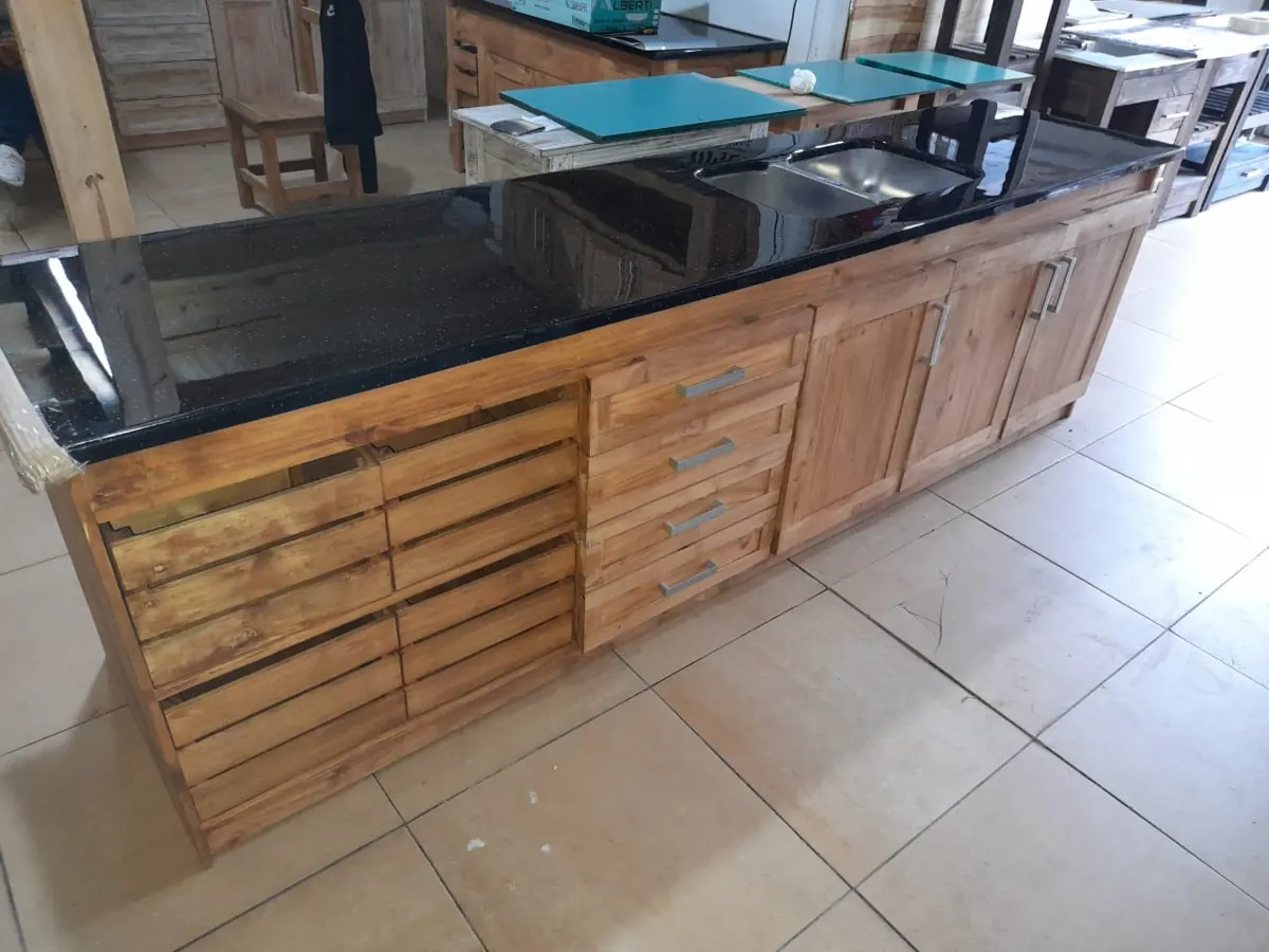 Cocina con mesada RAMPLAS instalada, 5
