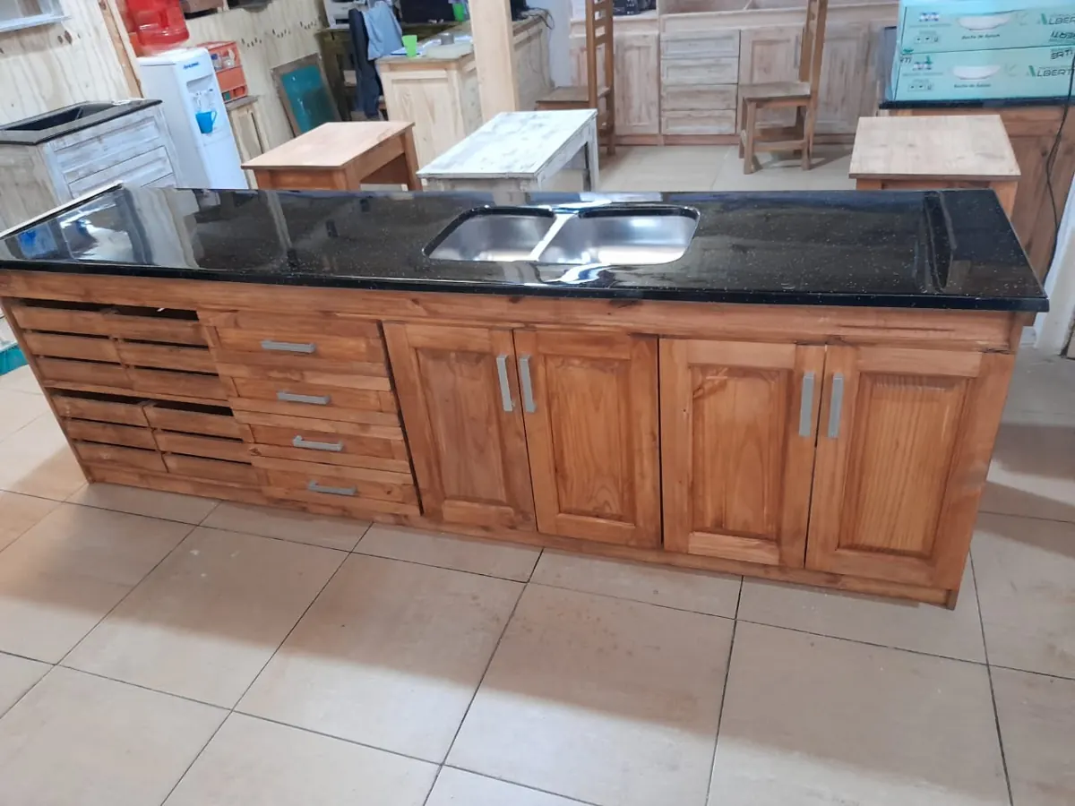 Cocina con mesada RAMPLAS instalada, 6