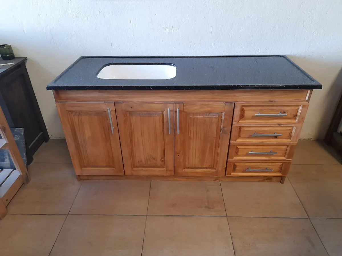 Cocina con mesada RAMPLAS instalada, 7