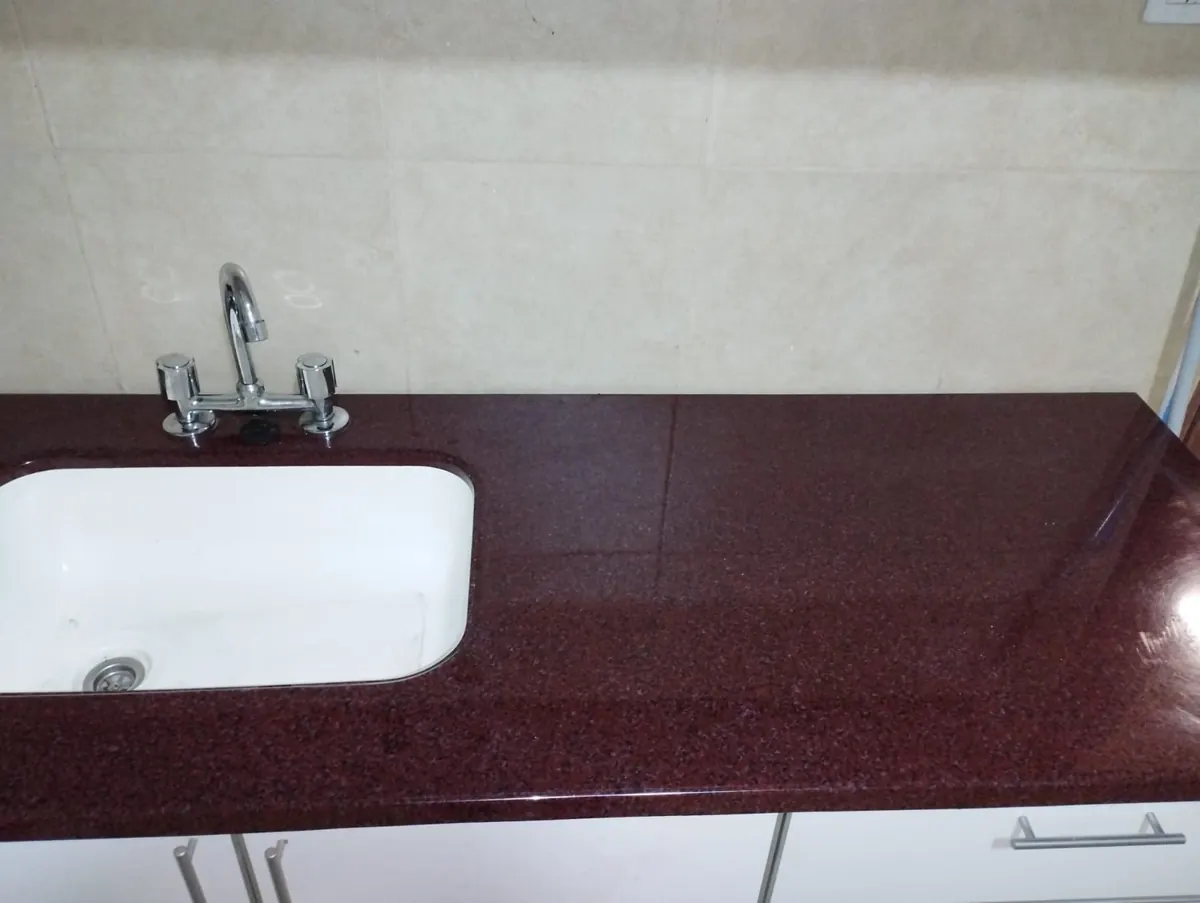 Cocina con mesada RAMPLAS instalada, 8