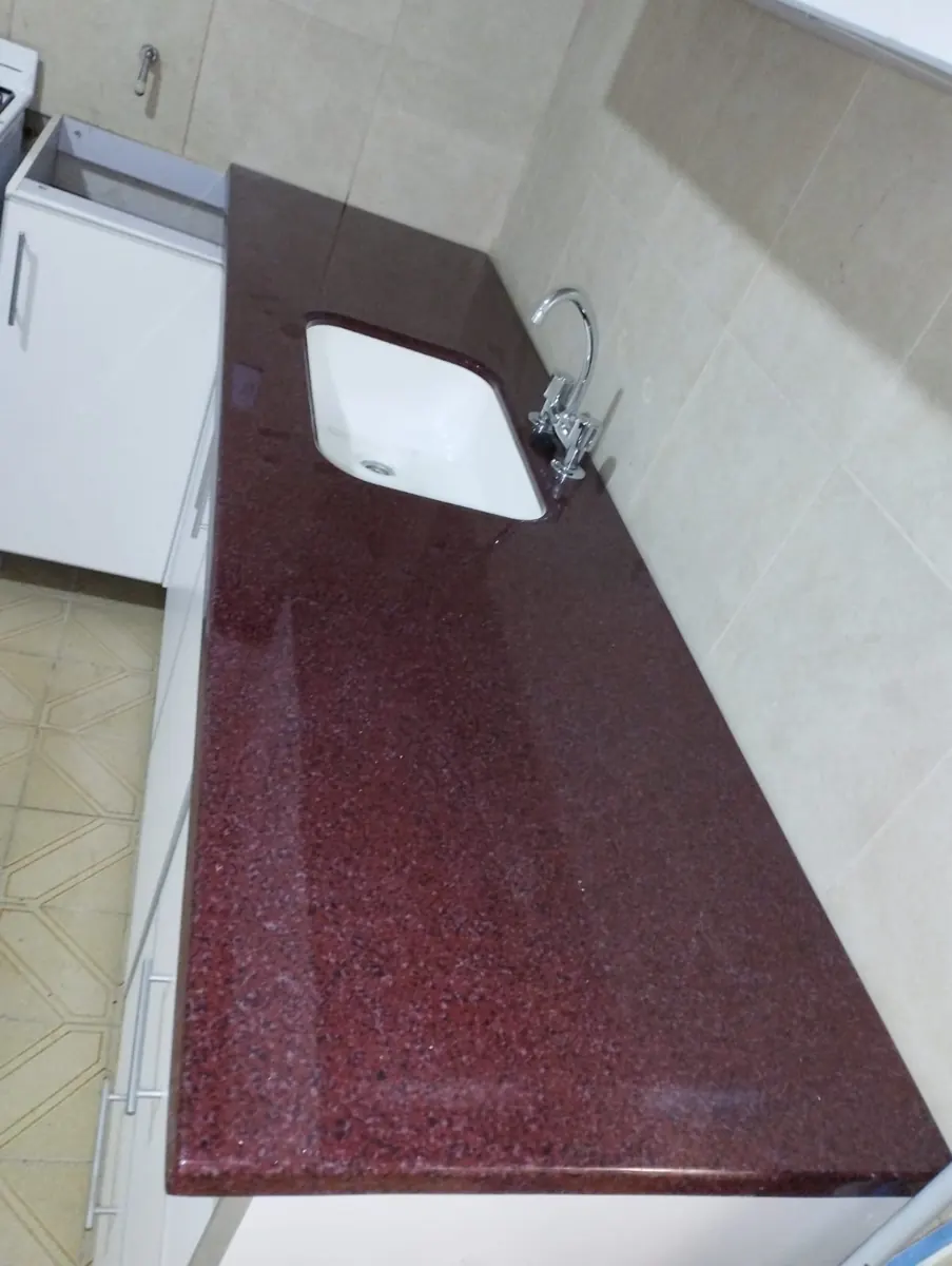Cocina con mesada RAMPLAS instalada, 9